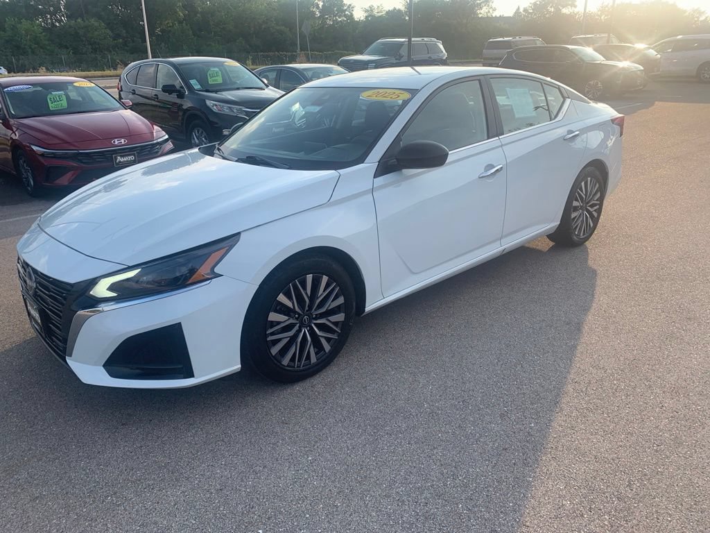 Used 2025 Nissan Altima 2.5 SV FWD image 1