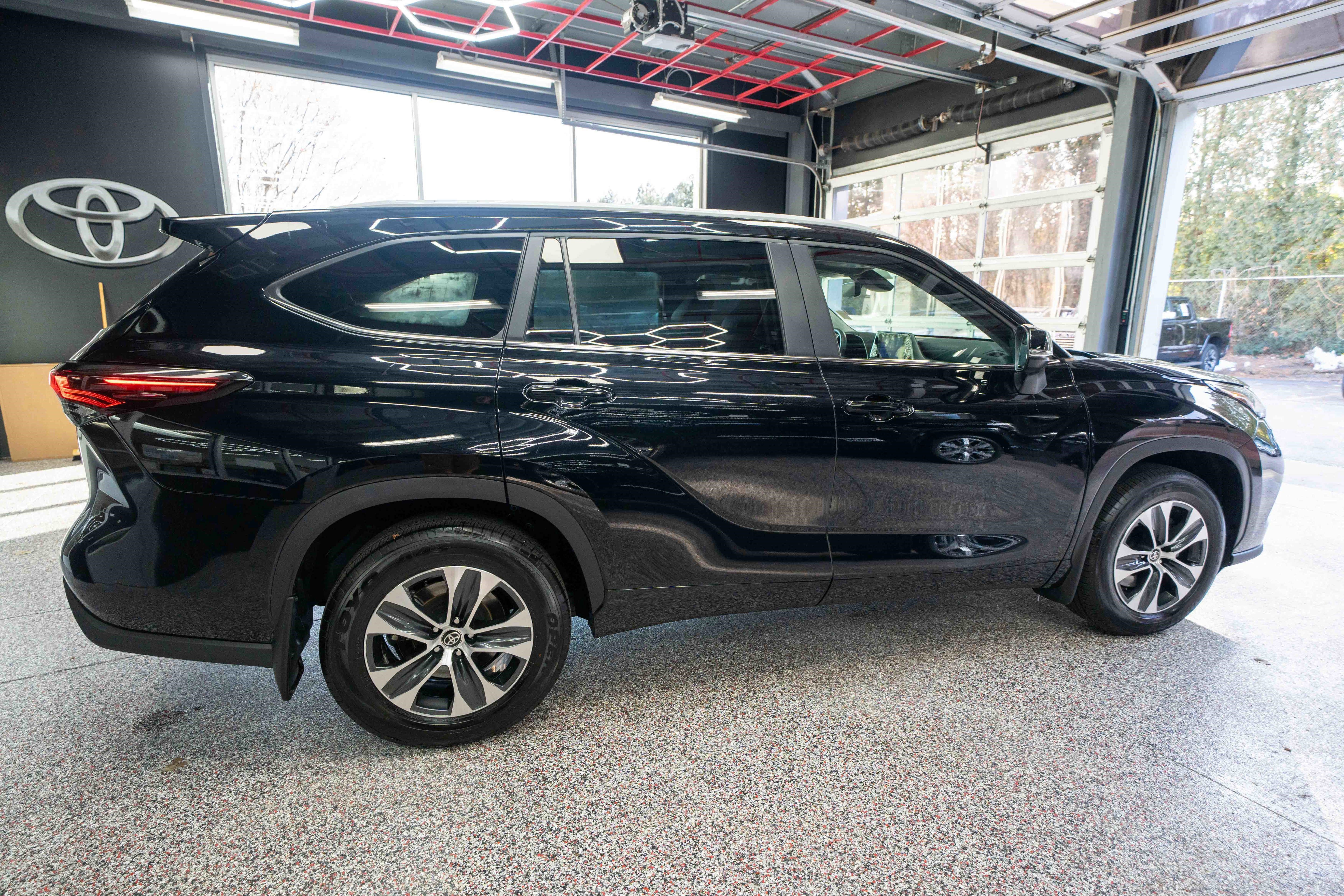 Used 2025 Toyota Highlander XLE image 4