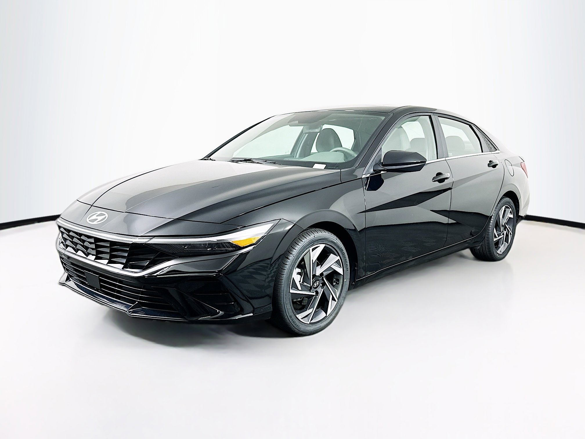 Used 2025 Hyundai Elantra SEL FWD image 3