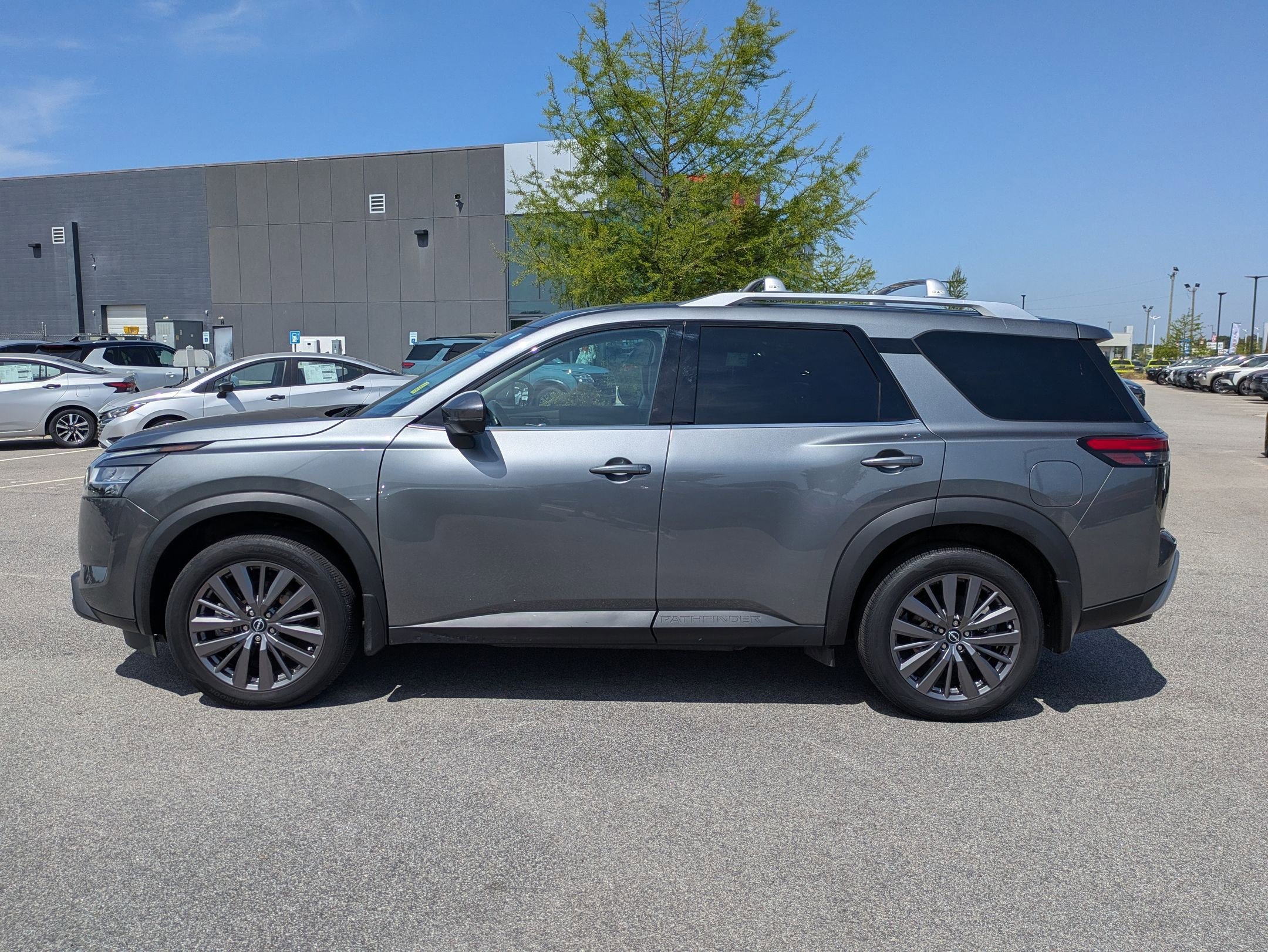 Used 2023 Nissan Pathfinder SL w/ SL Premium Package AWD/4WD image 7