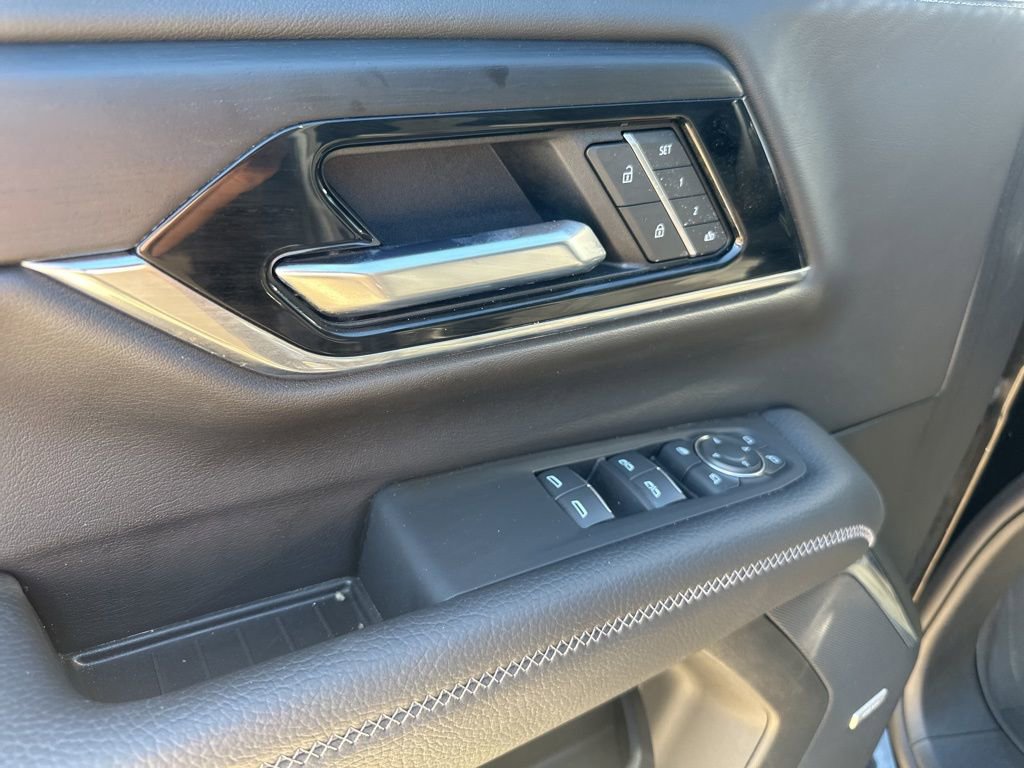 Used 2025 GMC Yukon Denali w/ Denali Reserve Package image 15