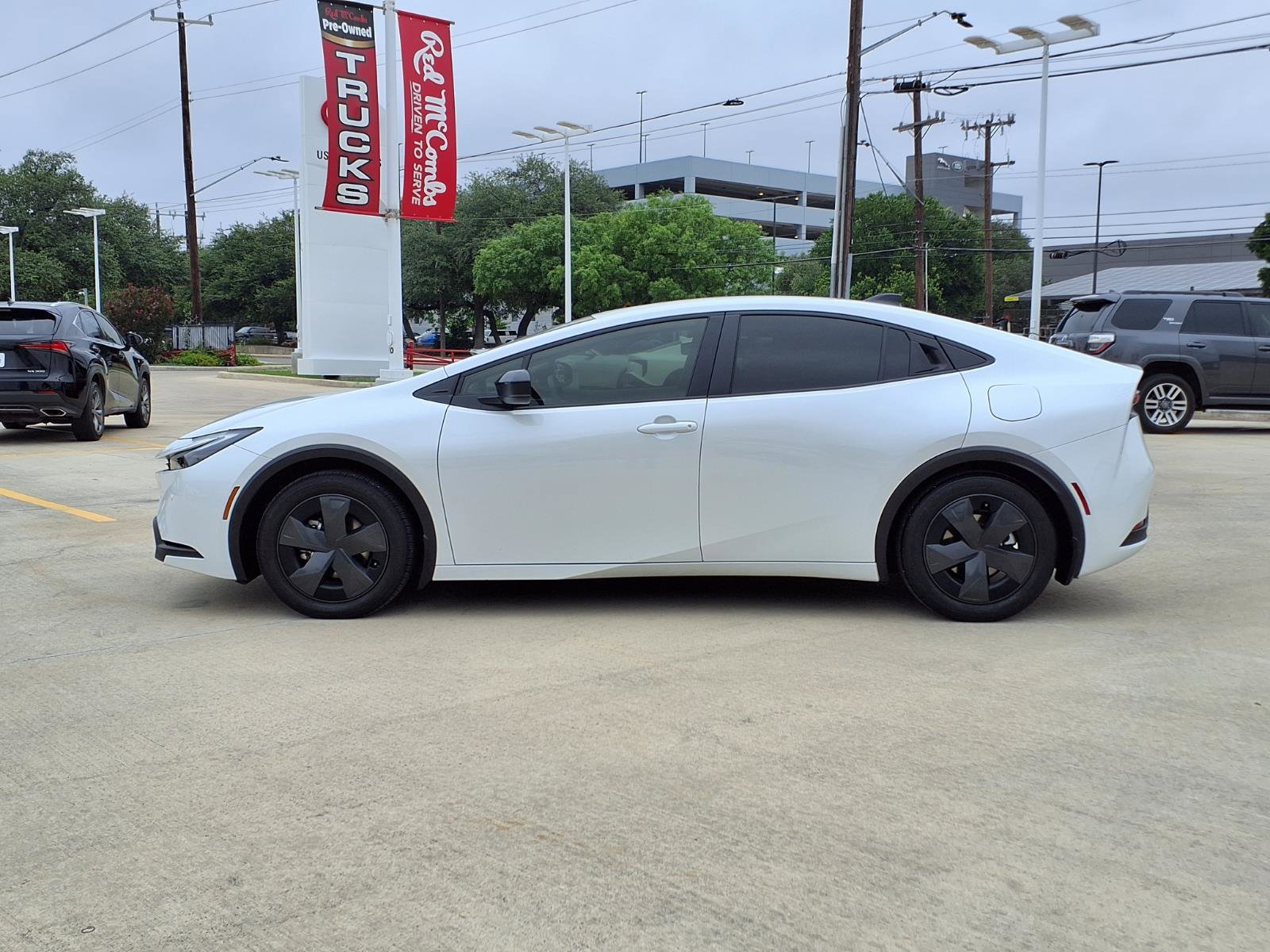 Used 2026 Toyota Prius LE FWD image 8