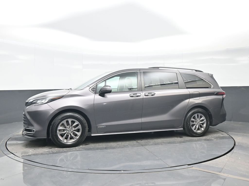 Used 2021 Toyota Sienna XLE image 3