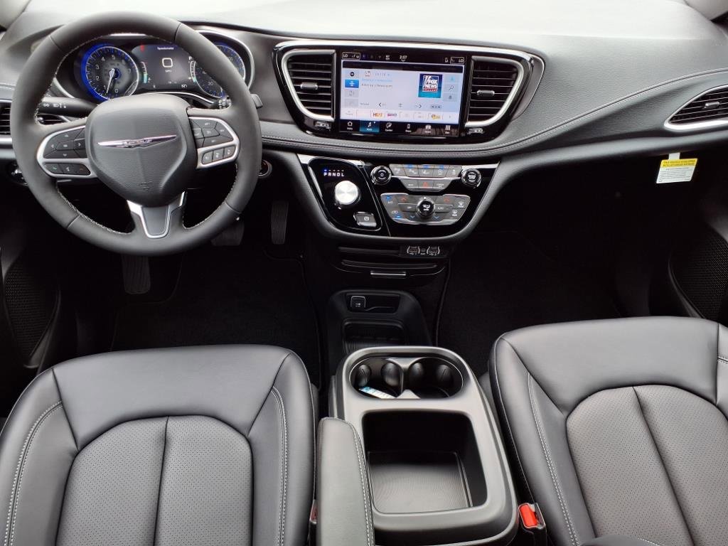 New 2025 Chrysler Pacifica Select image 4