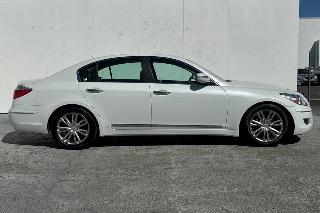 Used 2010 Hyundai Genesis 4.6 w/ Technology Pkg 5 RWD image 2