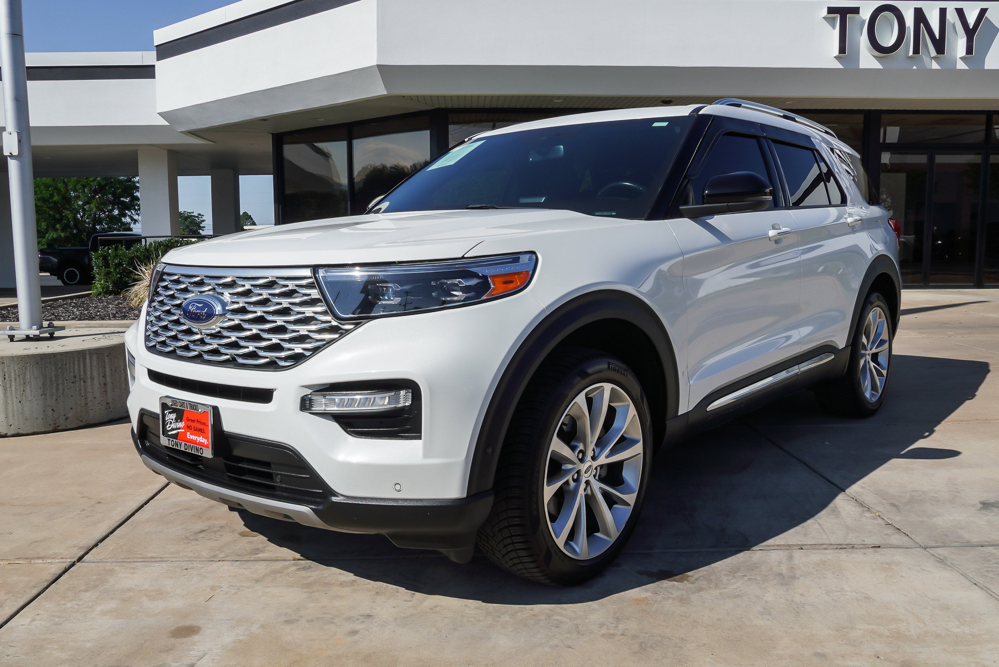Used 2021 Ford Explorer Platinum w/ Equipment Group 601A AWD/4WD image 4