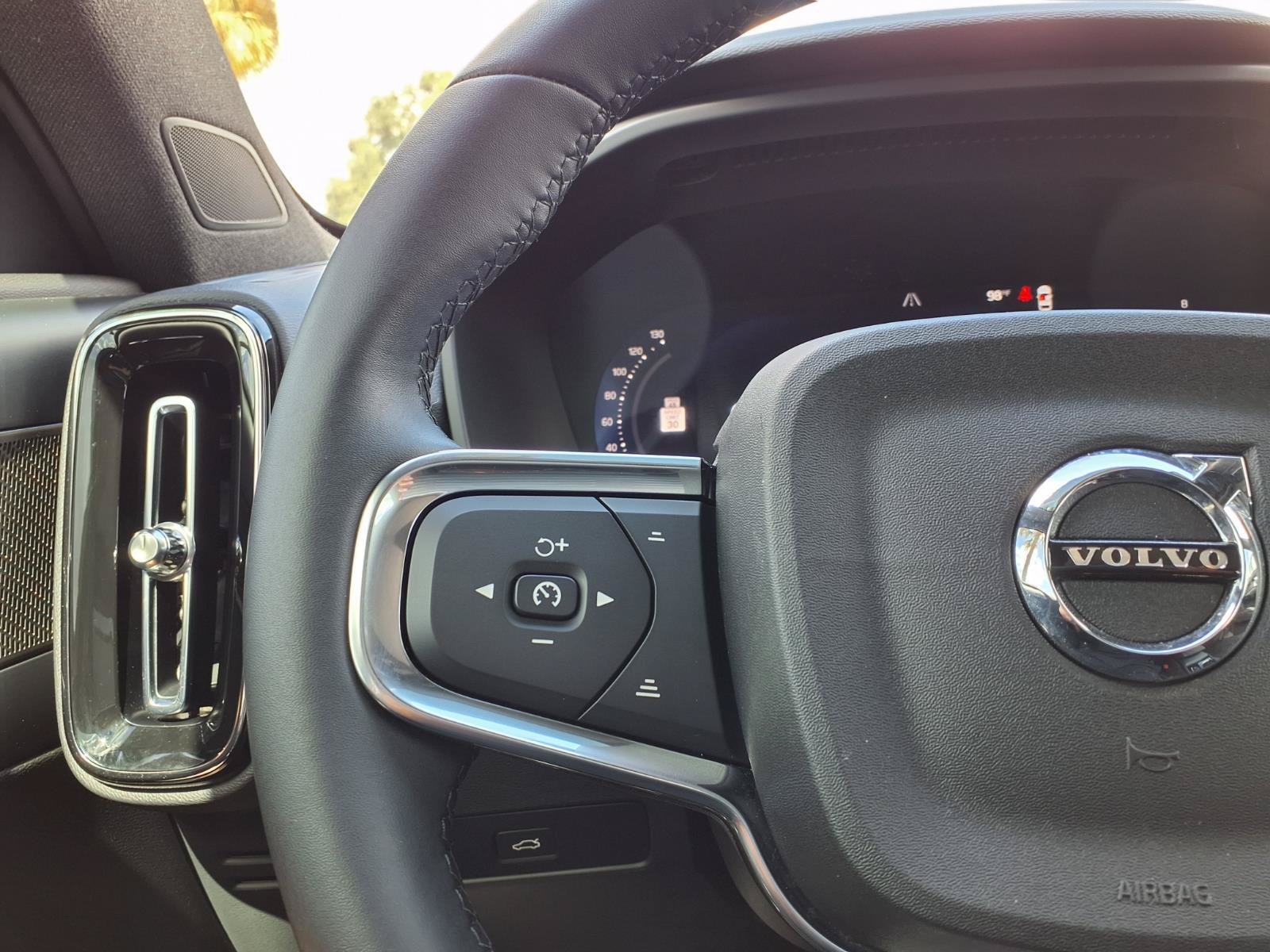 Certified 2025 Volvo XC40 B5 Ultra AWD/4WD image 29