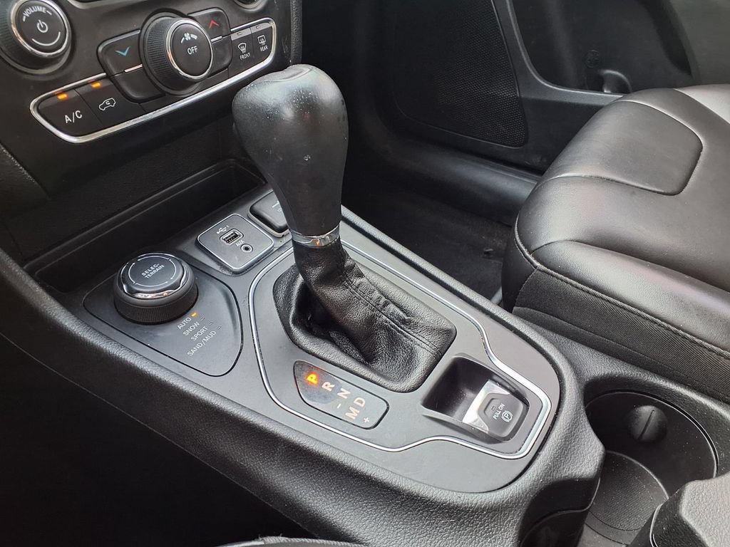 Used 2019 Jeep Cherokee Latitude Plus AWD/4WD image 19