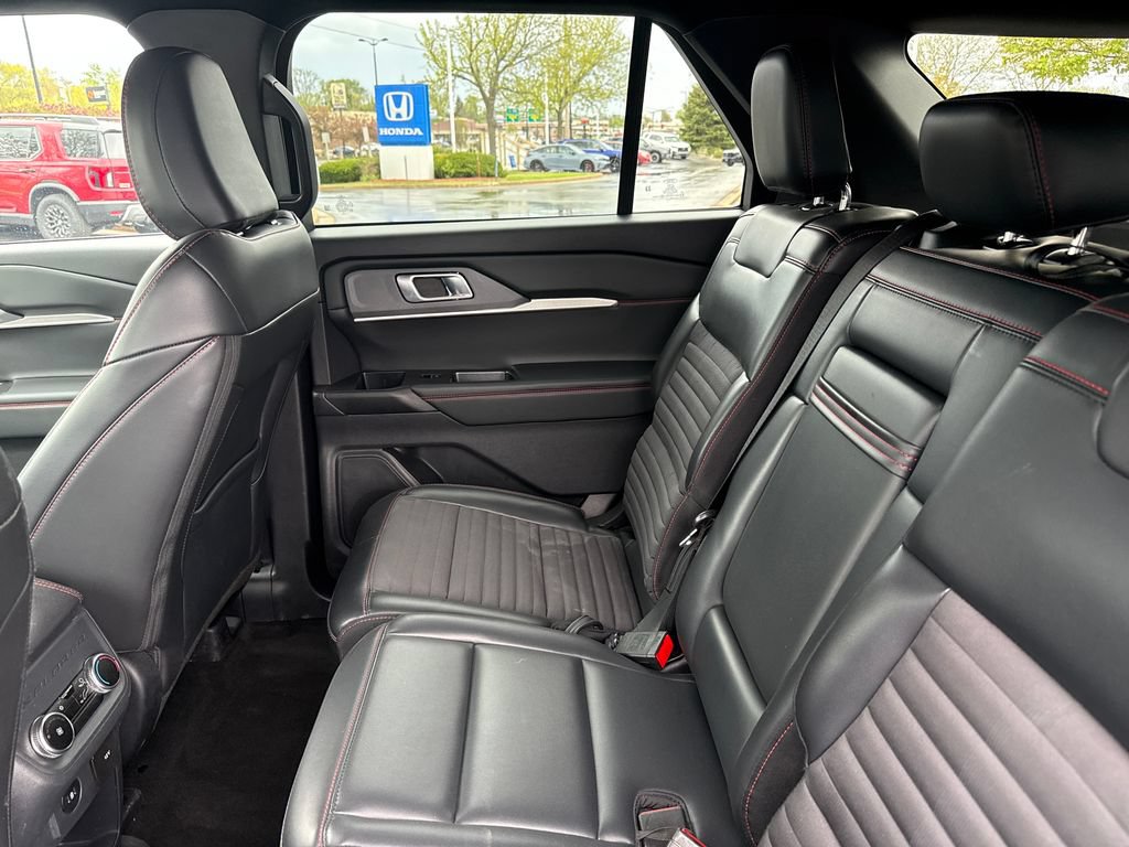 Used 2025 Ford Explorer ST-Line w/ ST-Line Street Pack AWD/4WD image 19