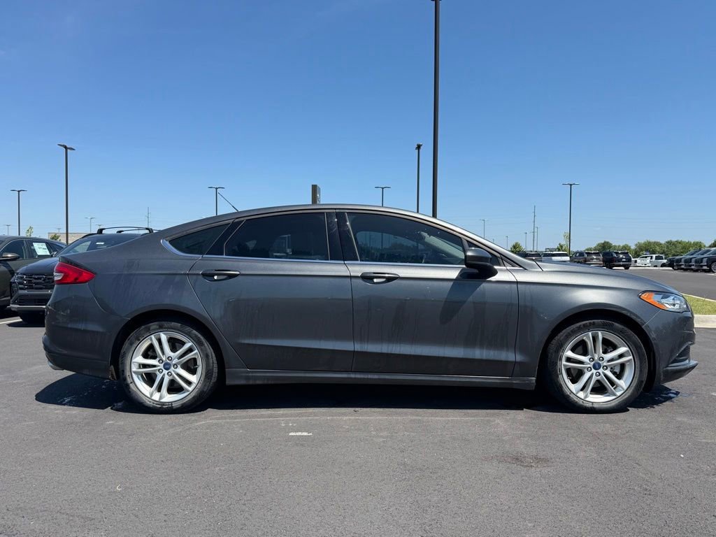 Used 2018 Ford Fusion SE w/ Fusion SE Technology Package FWD image 4