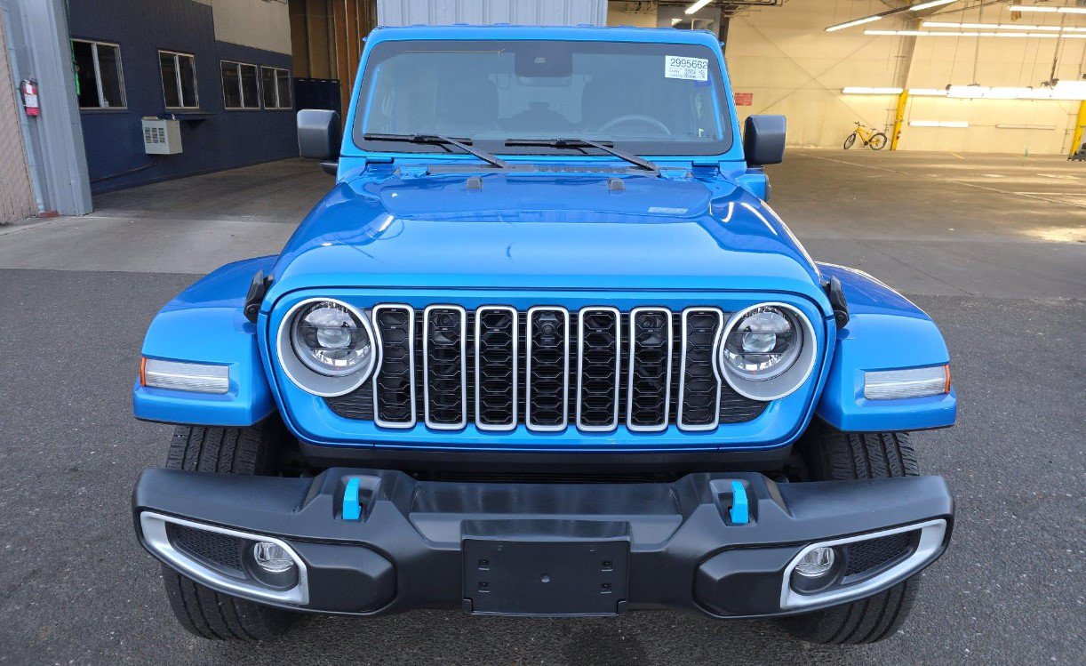 Used 2024 Jeep Wrangler Unlimited Sahara w/ Technology Group AWD/4WD image 3