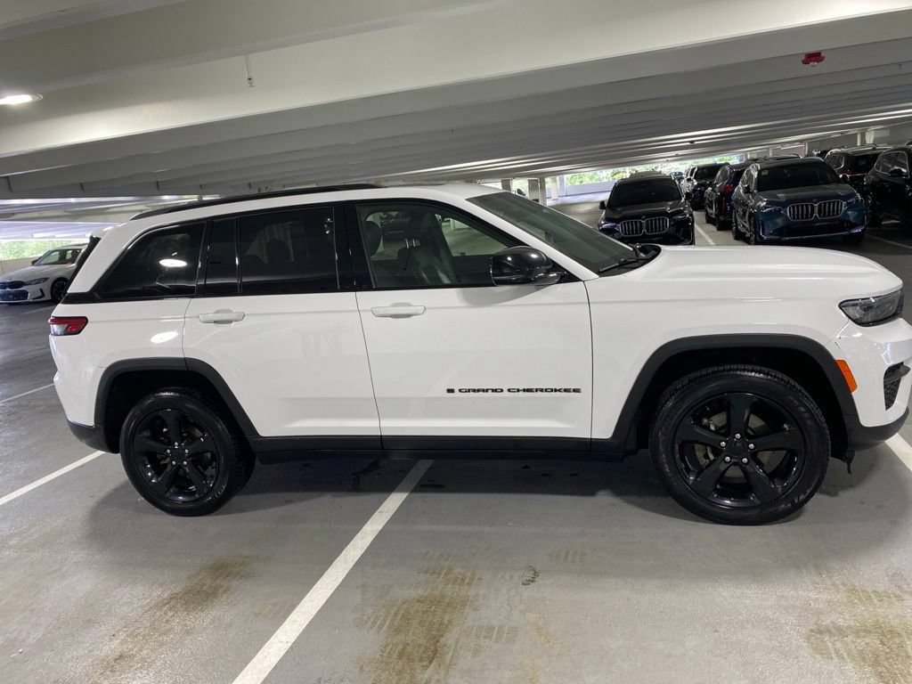 Used 2023 Jeep Grand Cherokee Altitude AWD/4WD image 2