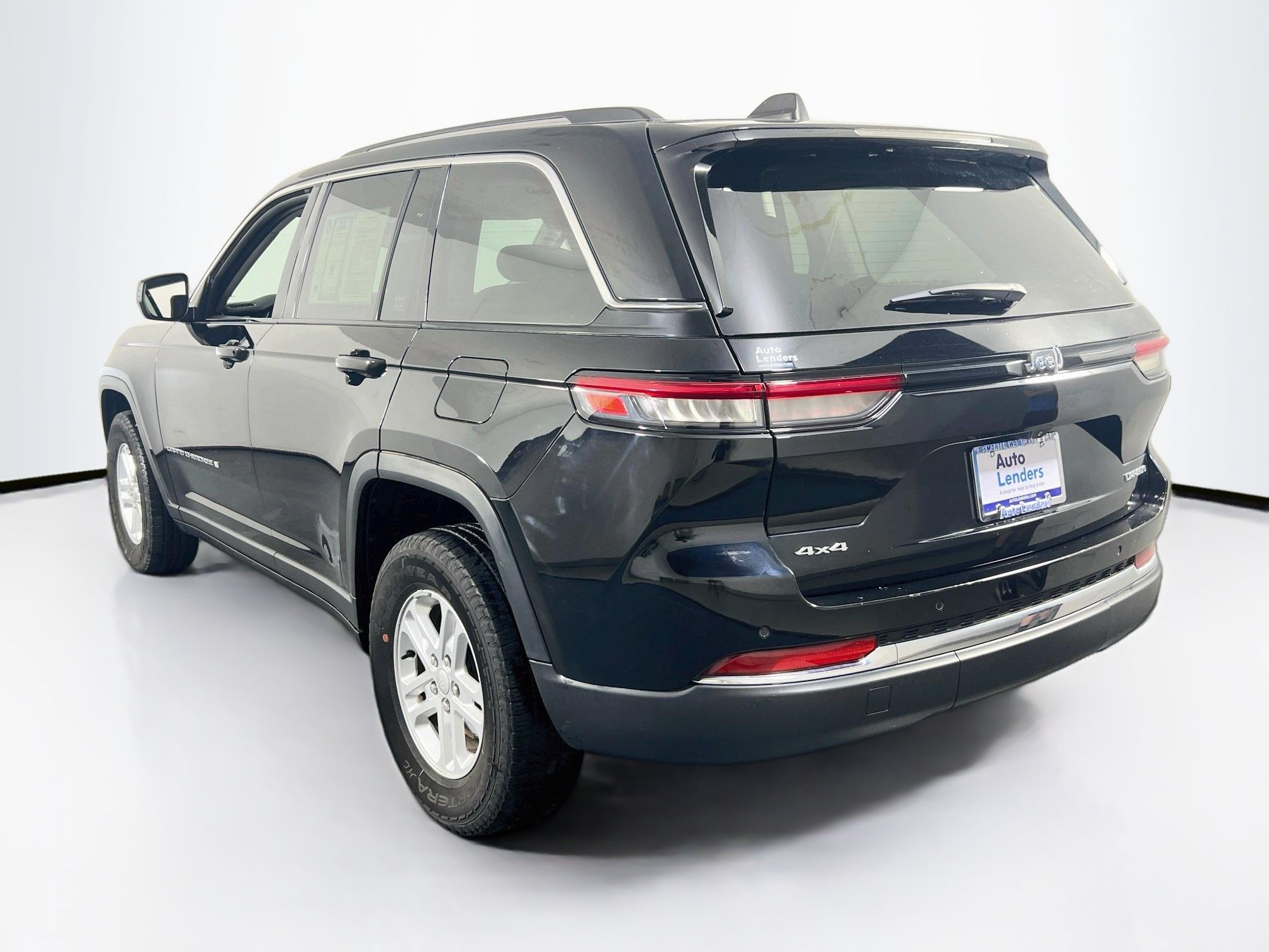 Used 2023 Jeep Grand Cherokee Laredo w/ Luxury Tech Group I AWD/4WD image 7