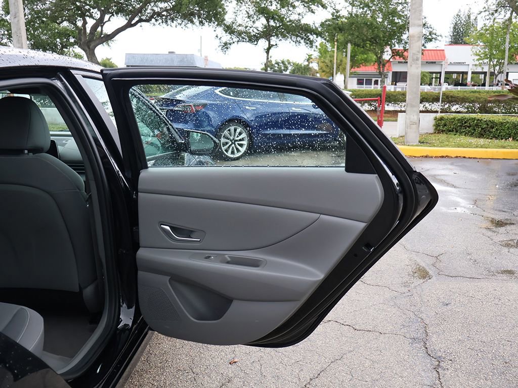 Used 2023 Hyundai Elantra SEL w/ Convenience Package FWD image 24