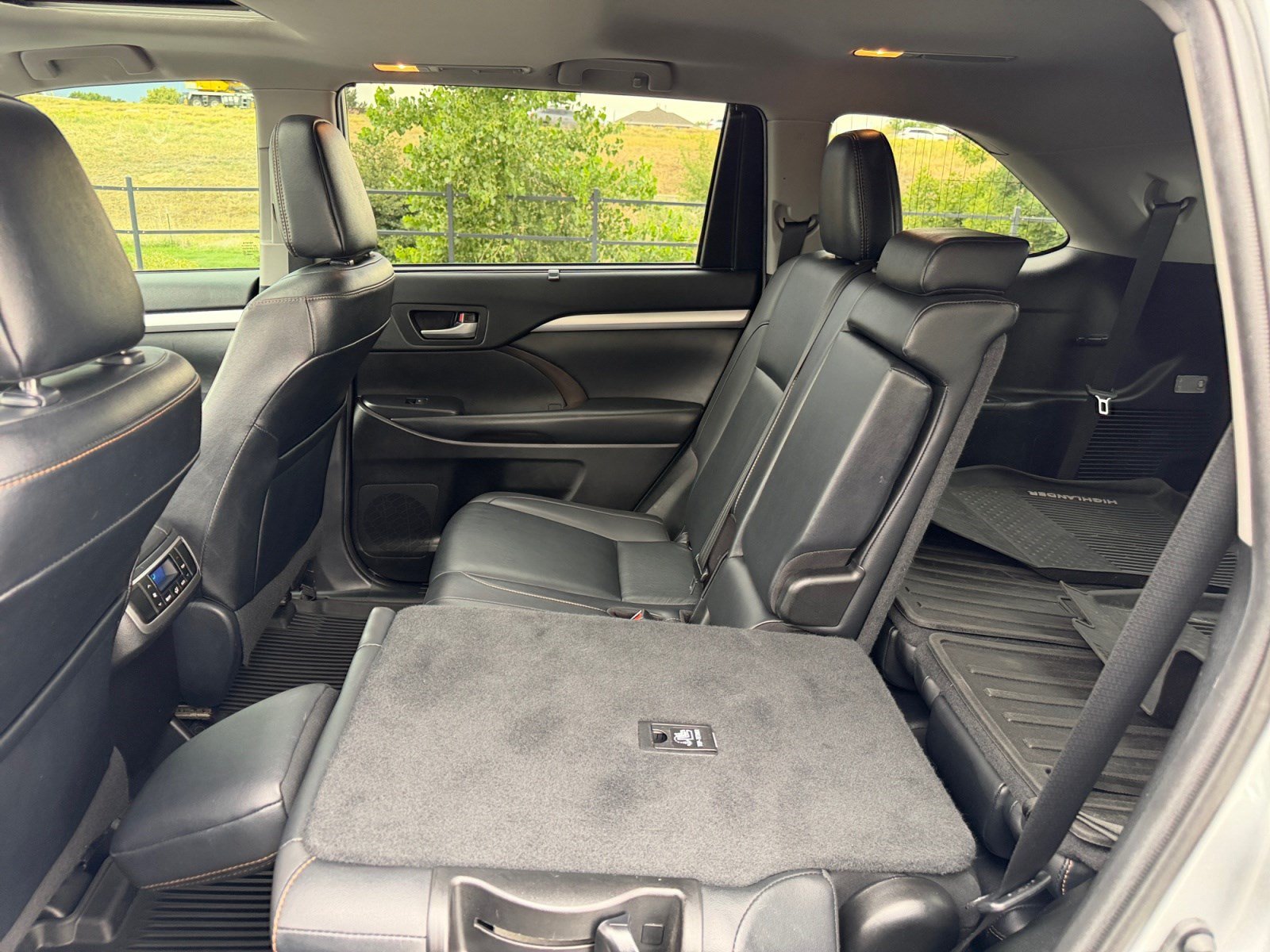Used 2019 Toyota Highlander XLE AWD/4WD image 17