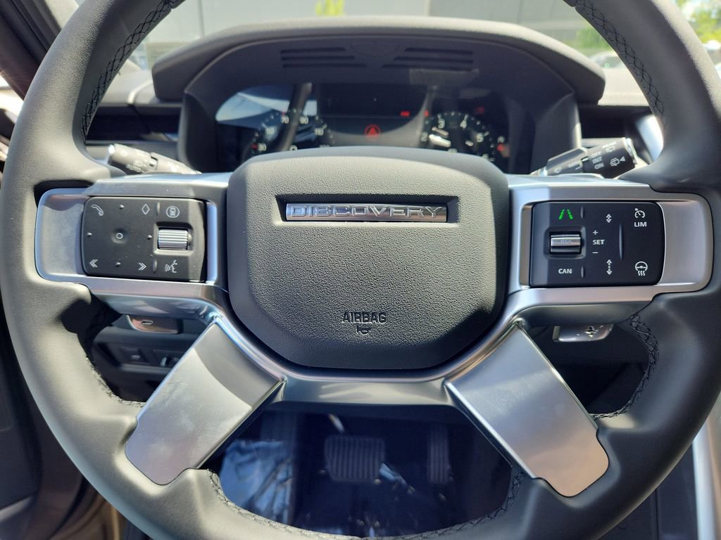 Certified 2025 Land Rover Discovery S image 18