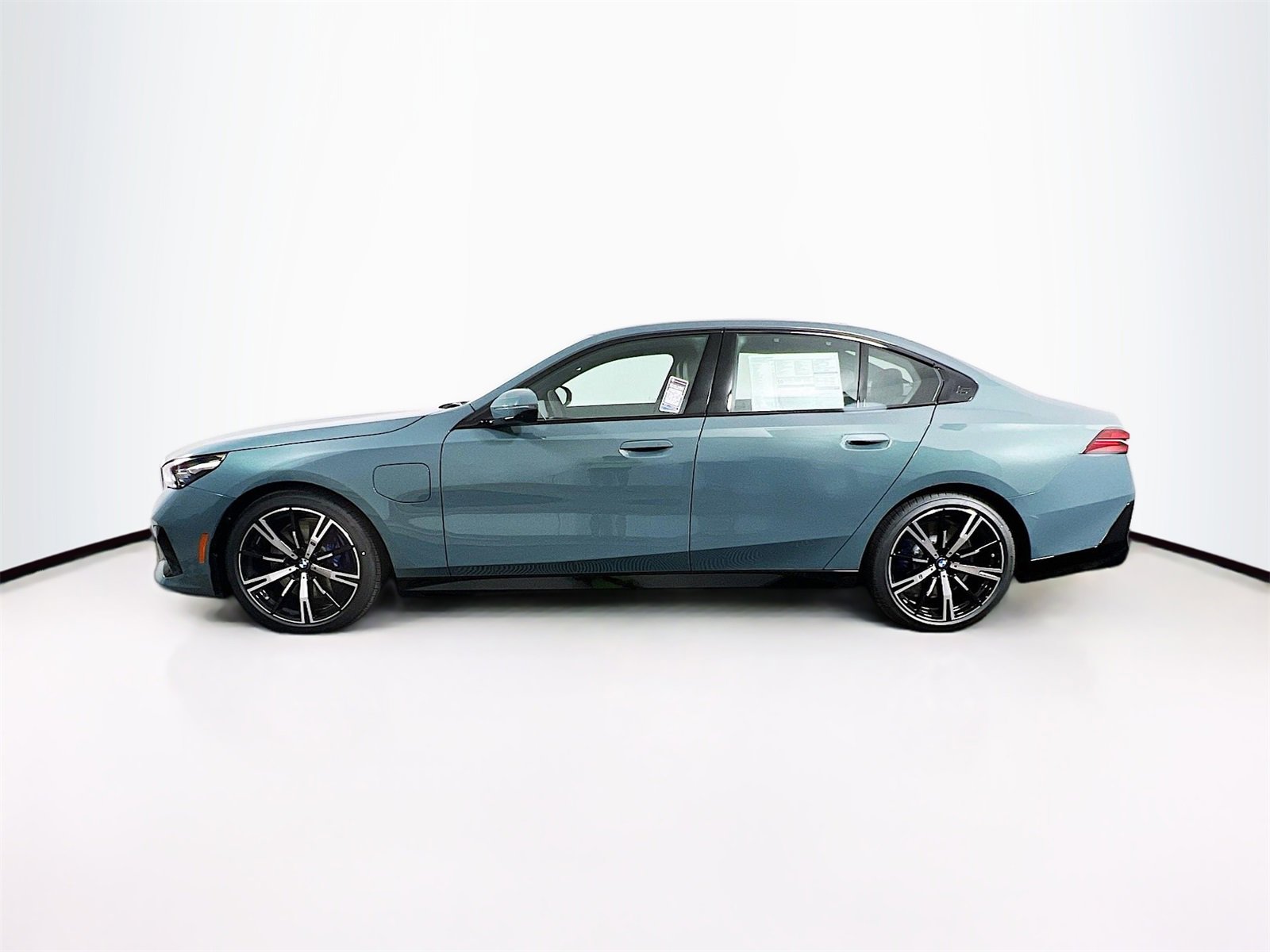 New 2026 BMW 550e xDrive w/ Executive Package image 4