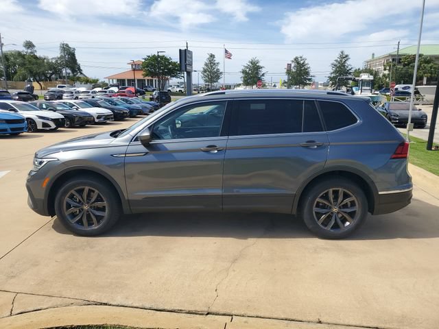 Used 2023 Volkswagen Tiguan SE FWD image 2