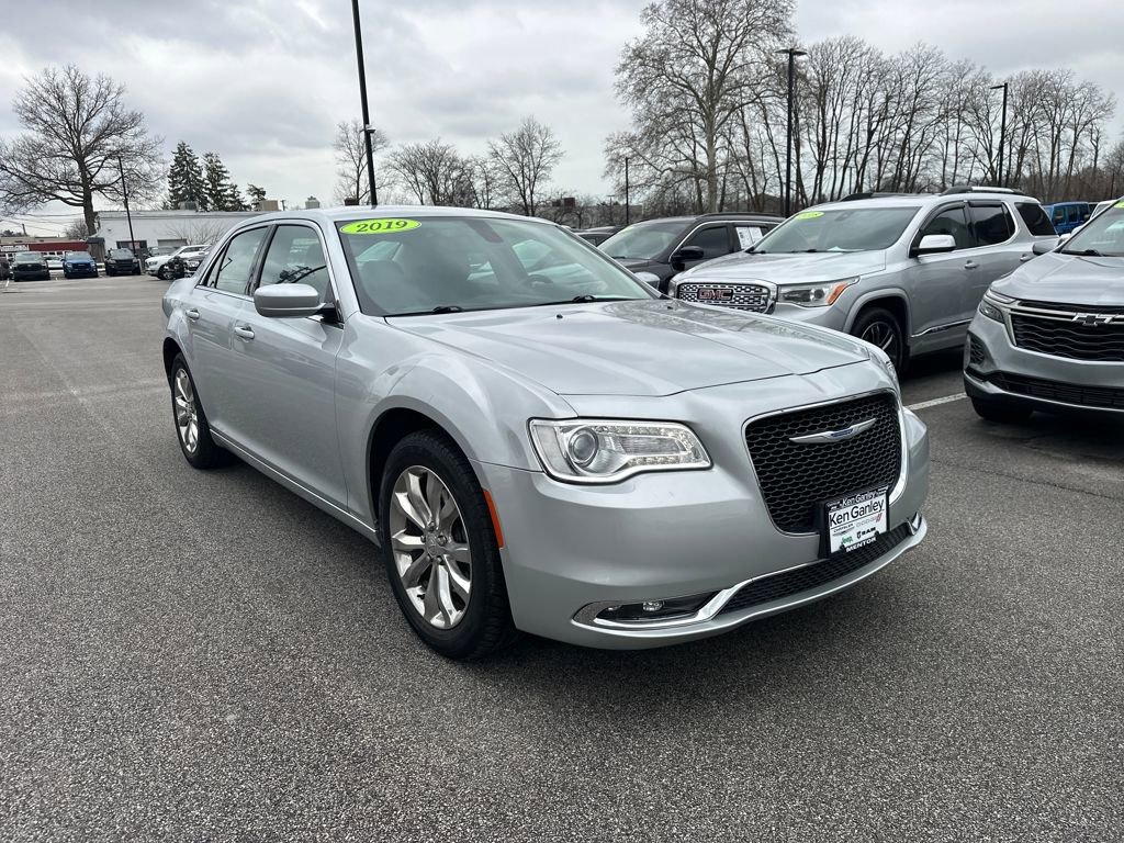 Used 2019 Chrysler 300 Touring w/ Driver Convenience Group image 4
