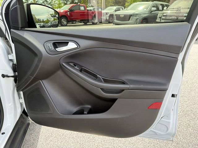 Used 2018 Ford Focus SE w/ SE Appearance Package image 14