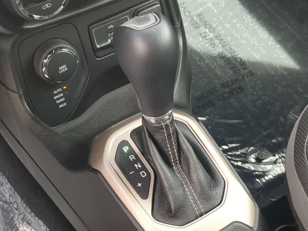 Used 2015 Jeep Renegade Limited w/ Advanced Technology Group AWD/4WD image 30
