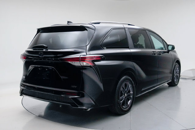Used 2025 Toyota Sienna XSE w/ XSE Plus Package AWD/4WD image 5