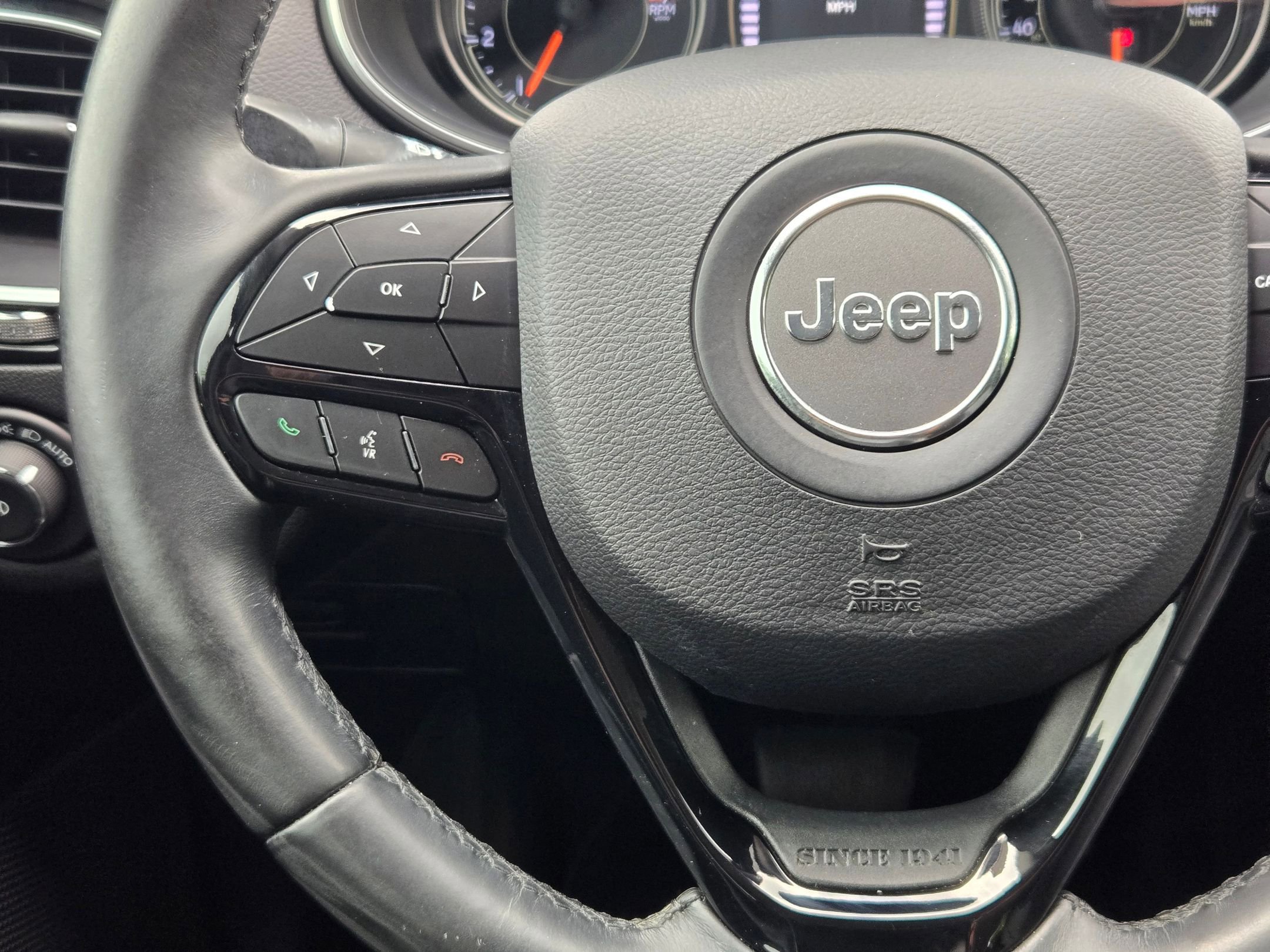 Used 2019 Jeep Cherokee Latitude Plus FWD image 18