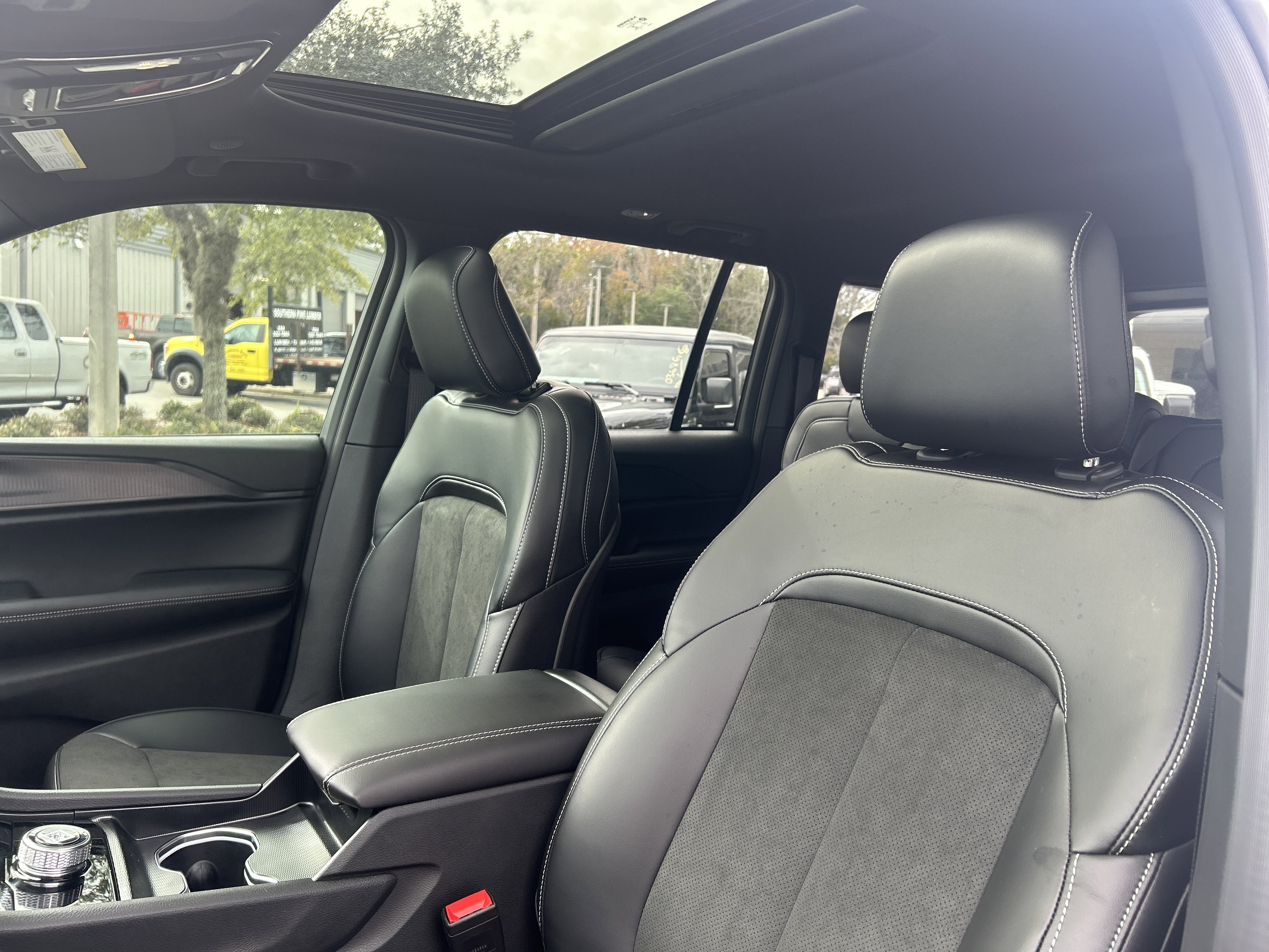 New 2025 Jeep Grand Cherokee Altitude image 16