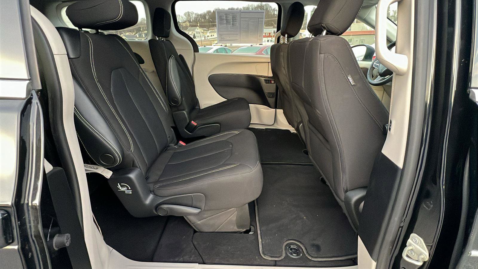 Used 2022 Chrysler Voyager LX image 14