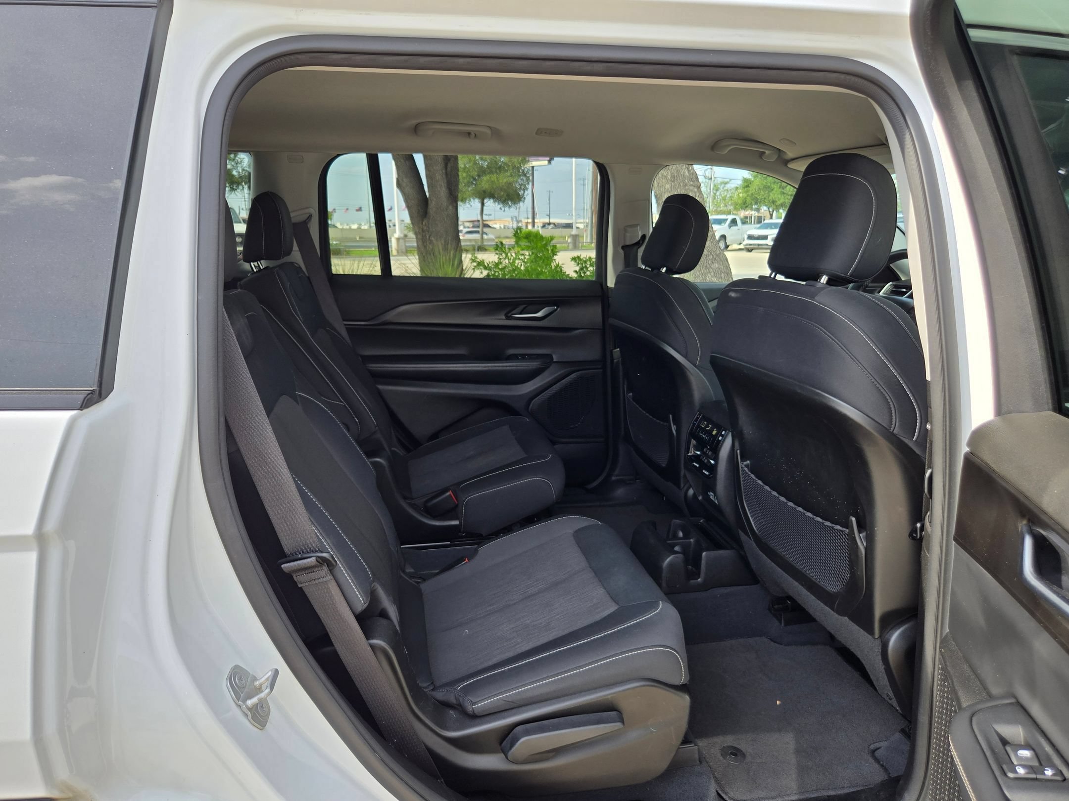 Used 2023 Jeep Grand Cherokee L Laredo AWD/4WD image 23