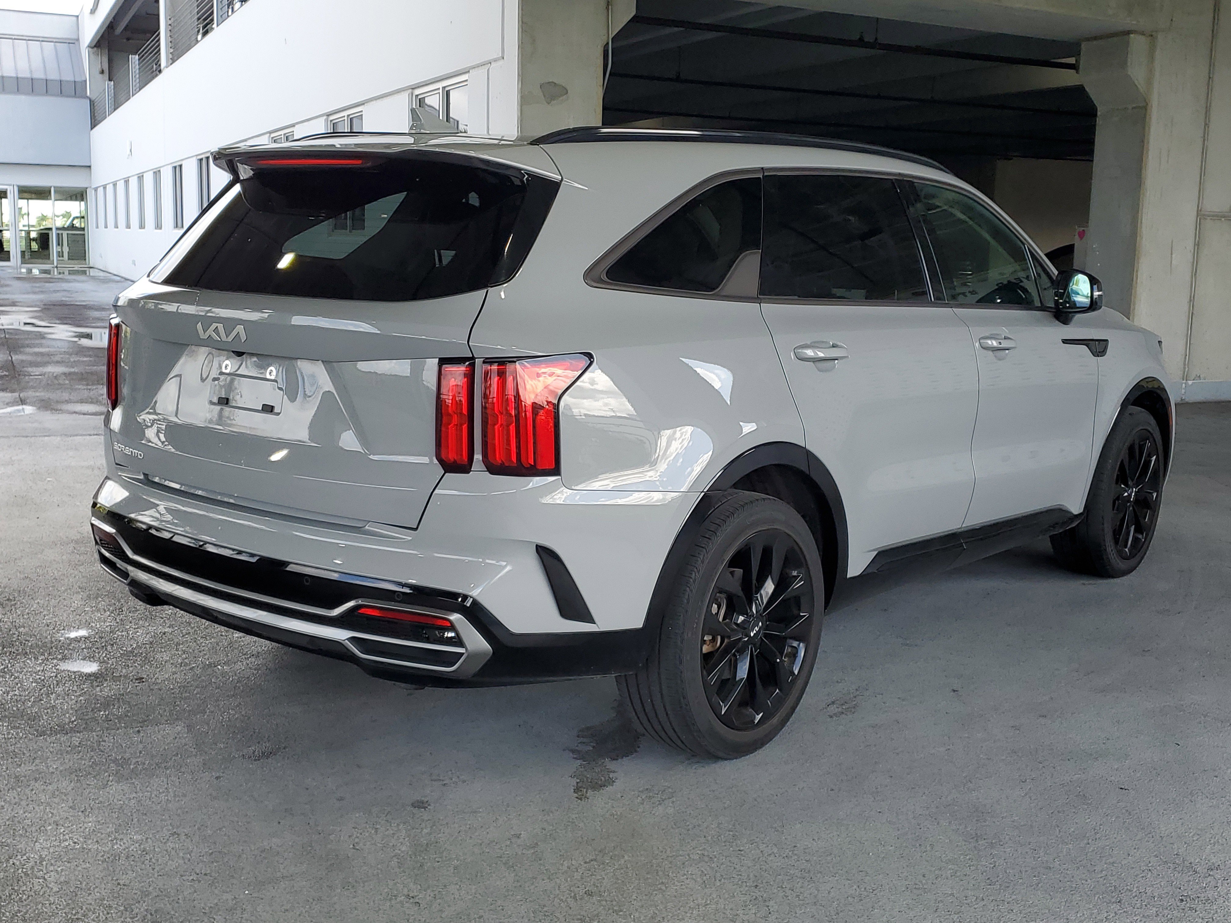 Used 2023 Kia Sorento SX image 2