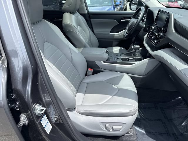 Used 2021 Toyota Highlander XLE AWD/4WD image 9