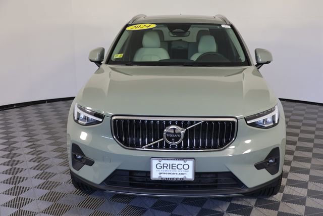 Used 2024 Volvo XC40 B5 Plus image 3