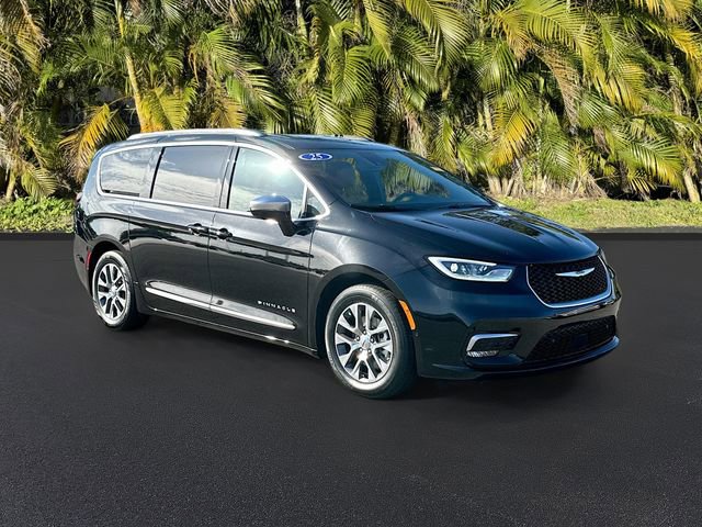Used 2025 Chrysler Pacifica Pinnacle FWD image 2