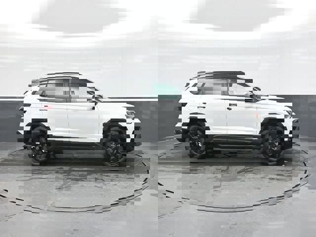 New 2026 Volkswagen Taos SE image 8