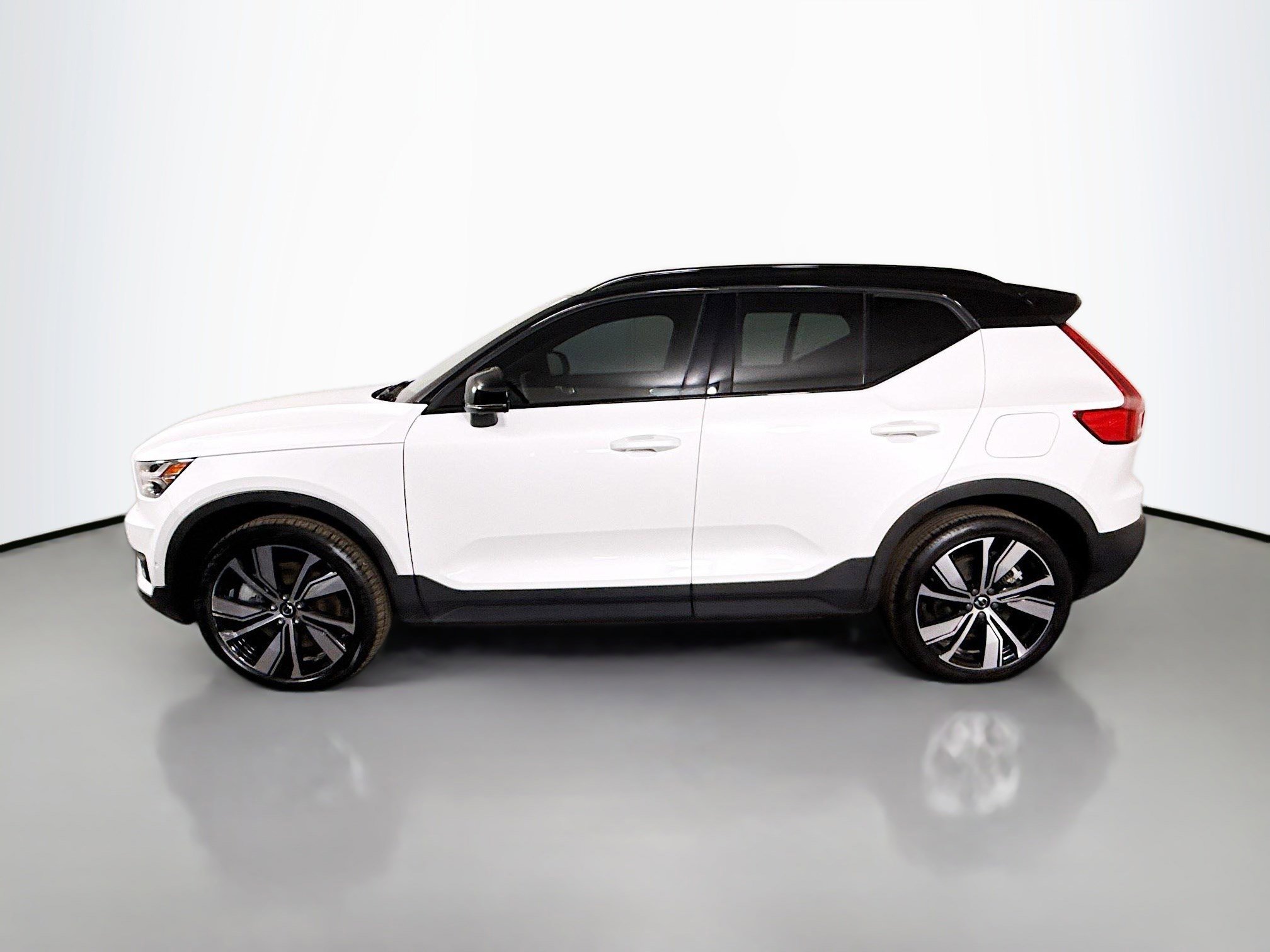 Used 2022 Volvo XC40 P8 Recharge Plus image 6
