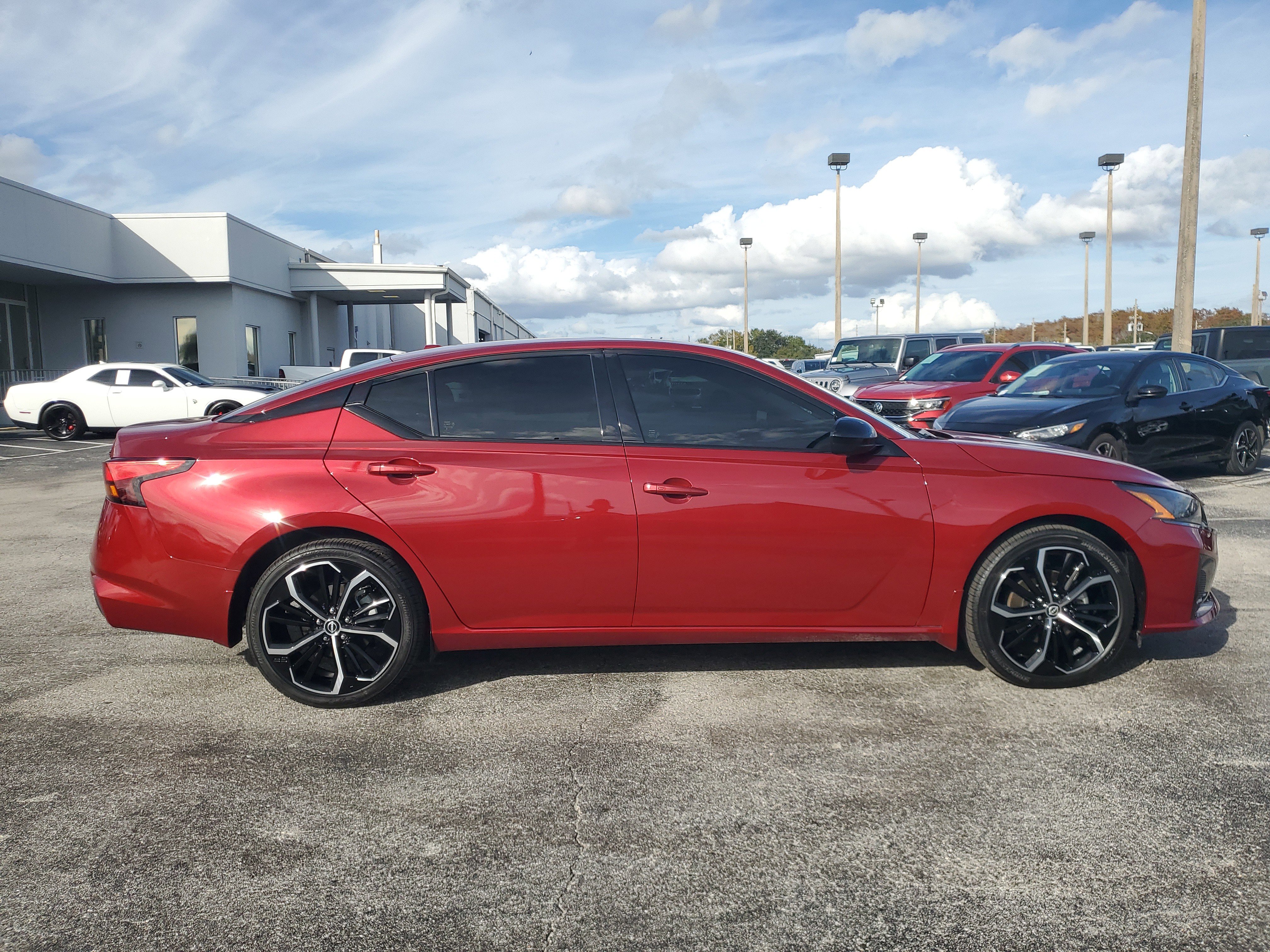 Used 2025 Nissan Altima 2.5 SR w/ SR Premium Package image 9
