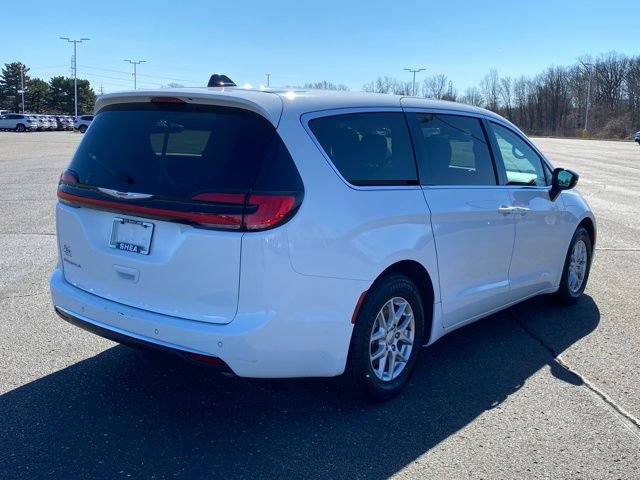 Used 2024 Chrysler Pacifica Touring-L FWD image 3
