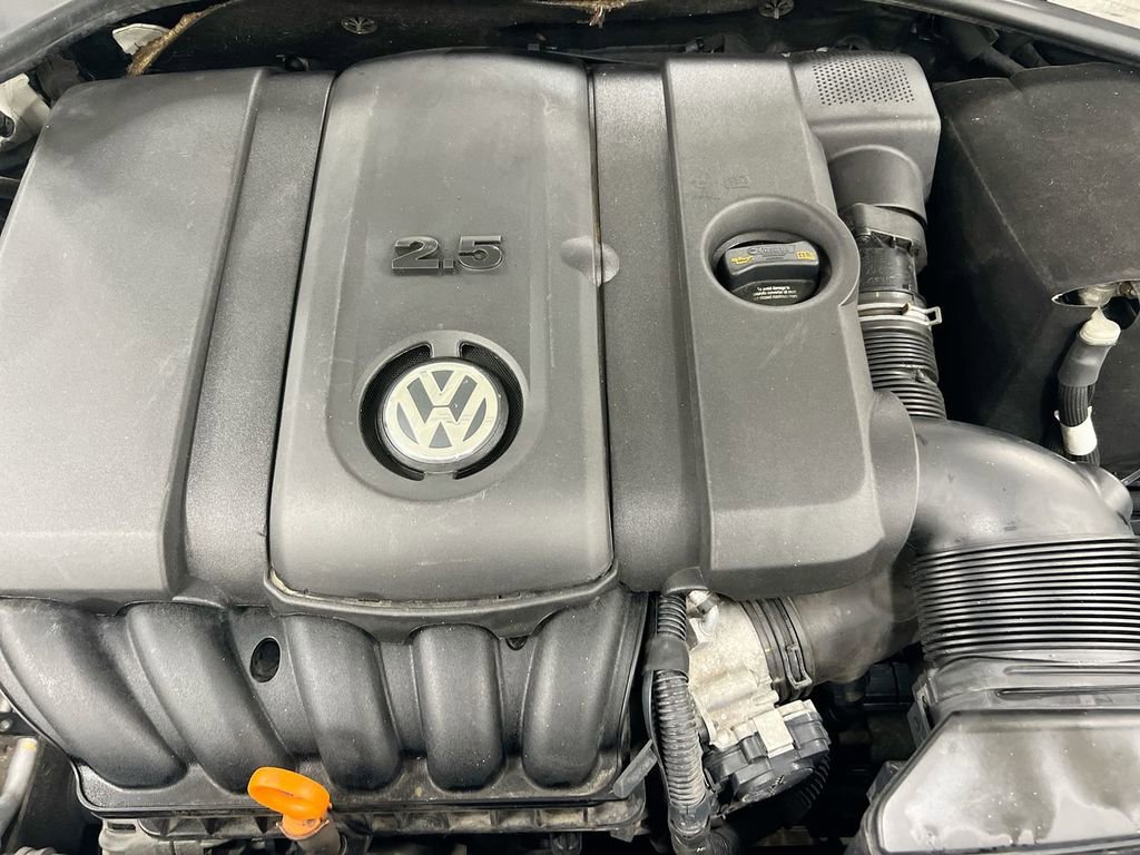 Used 2011 Volkswagen Golf 4-Door FWD image 23