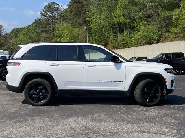 Used 2023 Jeep Grand Cherokee Altitude RWD image 2