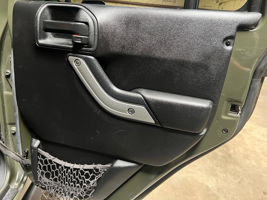 Used 2015 Jeep Wrangler Unlimited Rubicon w/ Connectivity Group image 28