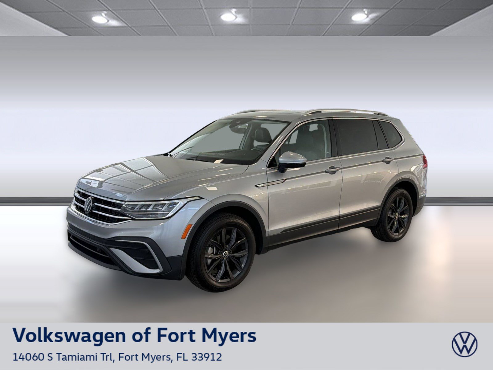 Certified 2024 Volkswagen Tiguan SE w/ Panoramic Sunroof Package AWD/4WD image 1