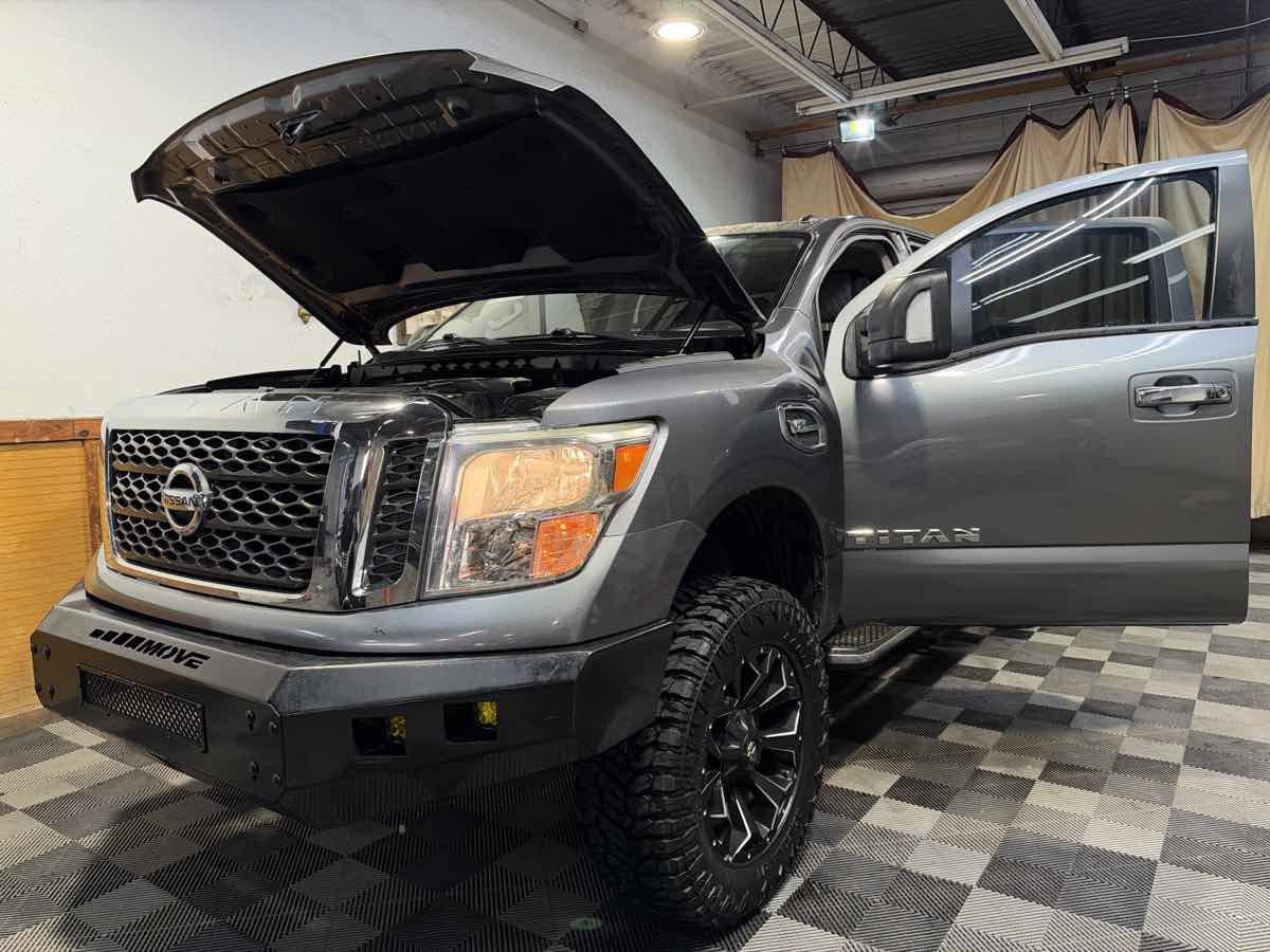 Used 2017 Nissan Titan SV AWD/4WD image 11
