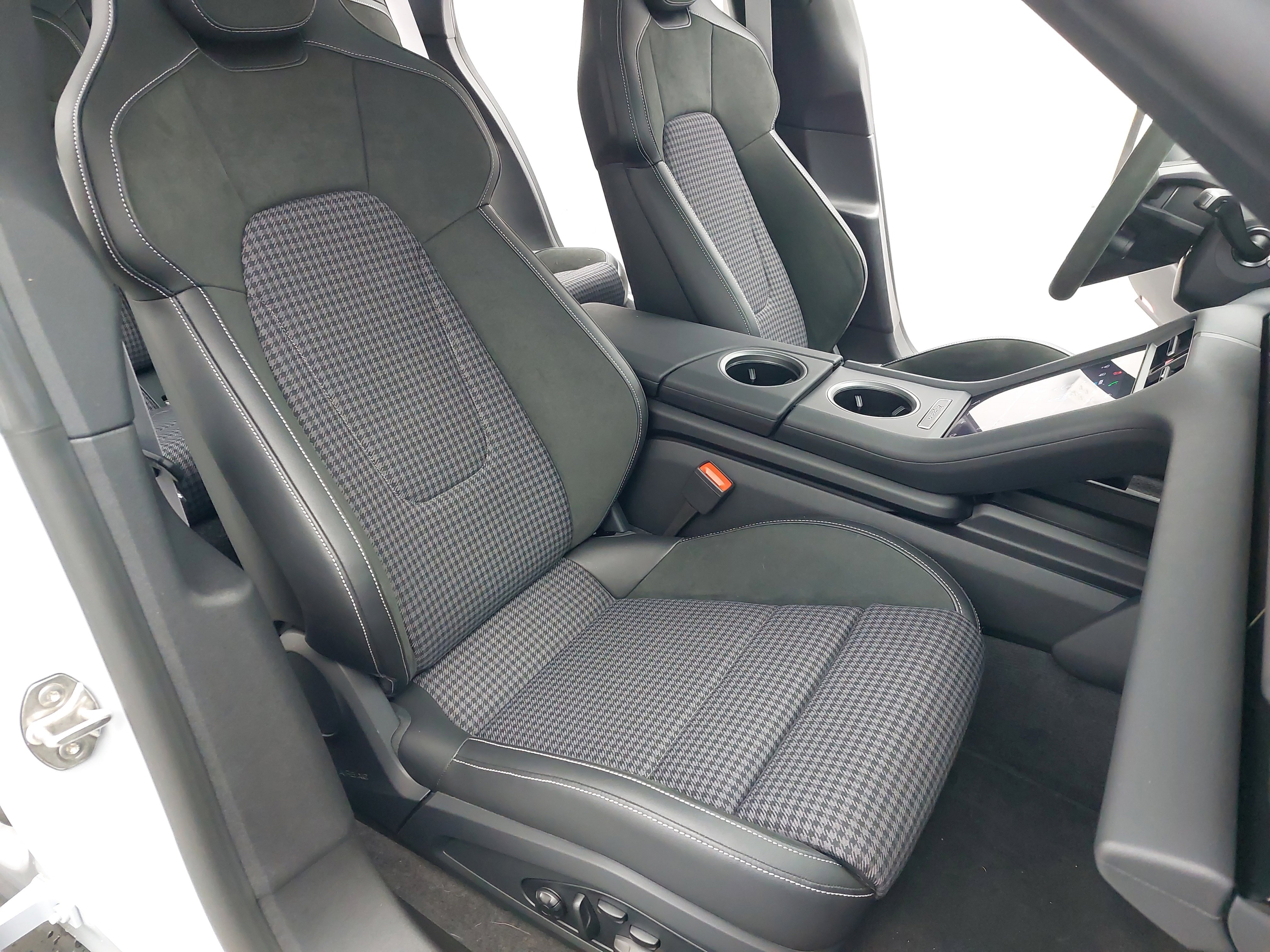 New 2025 Porsche Taycan 4S image 12