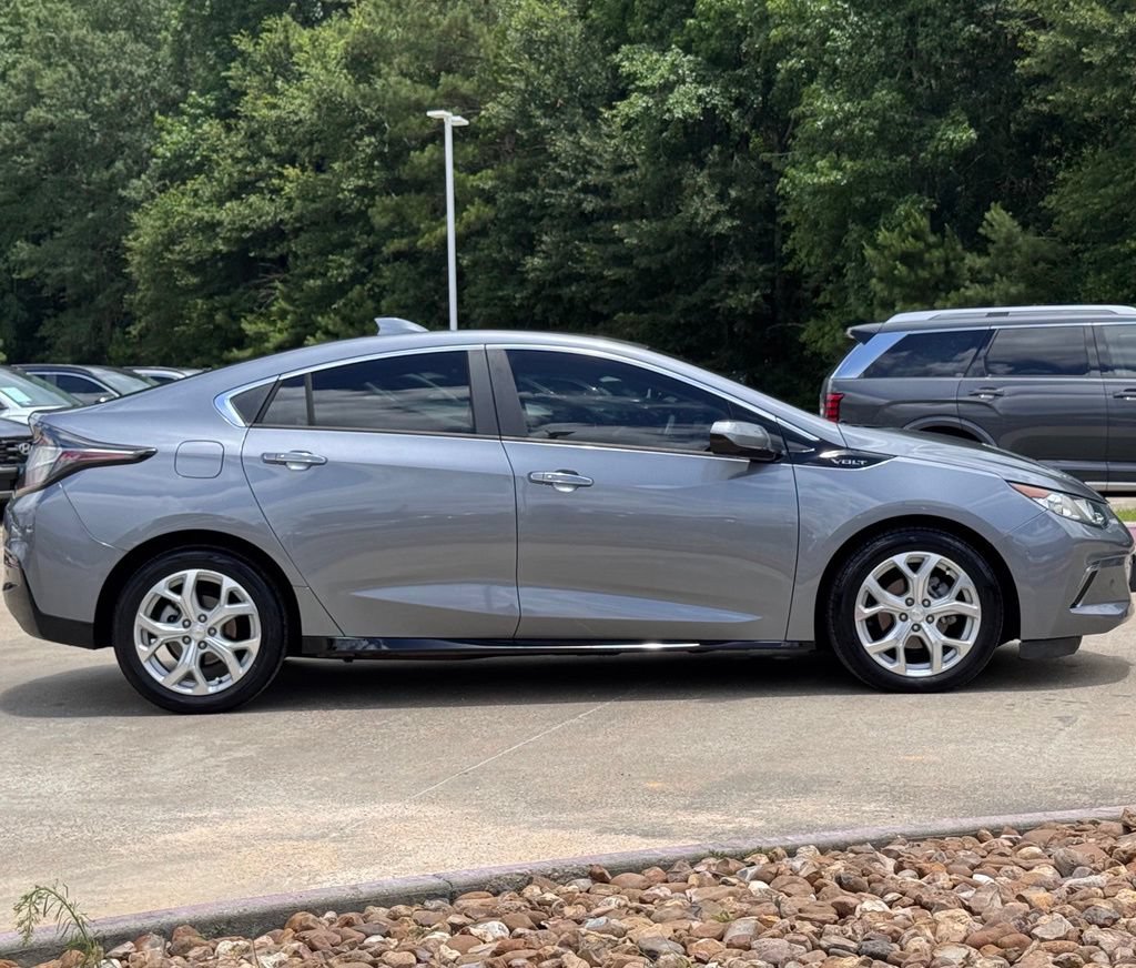 Used 2018 Chevrolet Volt Premier w/ Driver Confidence Package FWD image 11