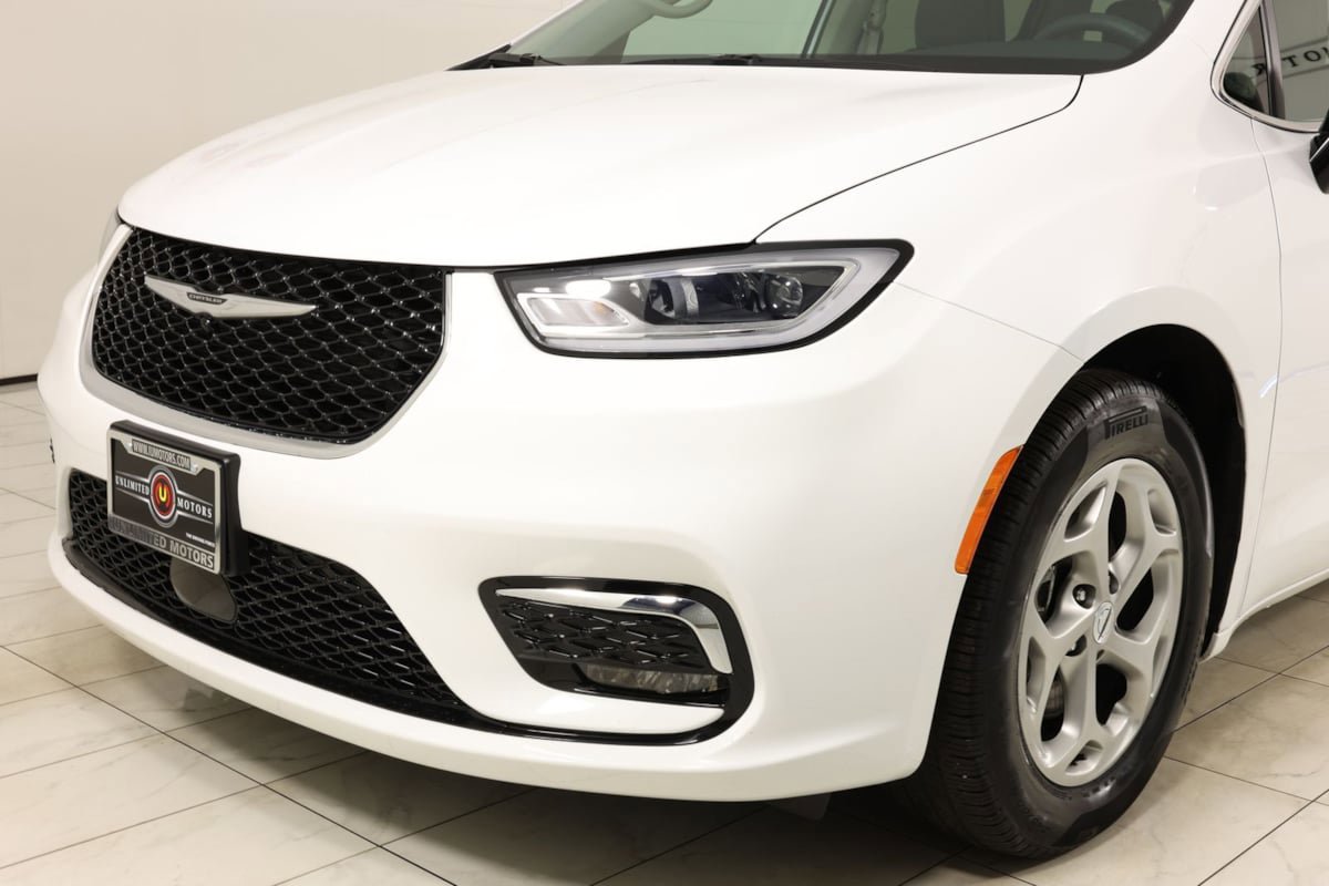 Used 2024 Chrysler Pacifica Limited FWD image 48