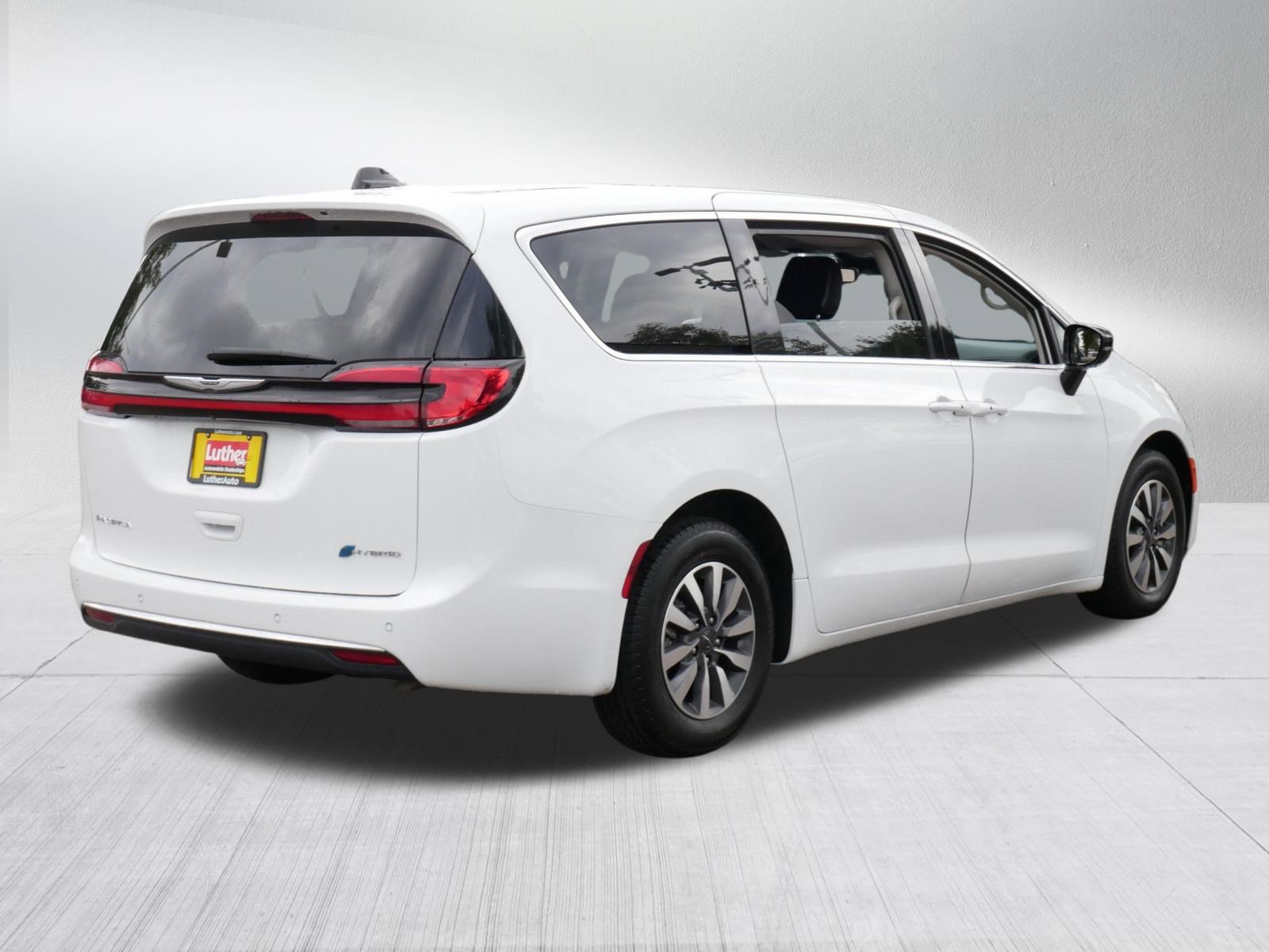 Used 2024 Chrysler Pacifica Limited FWD image 7