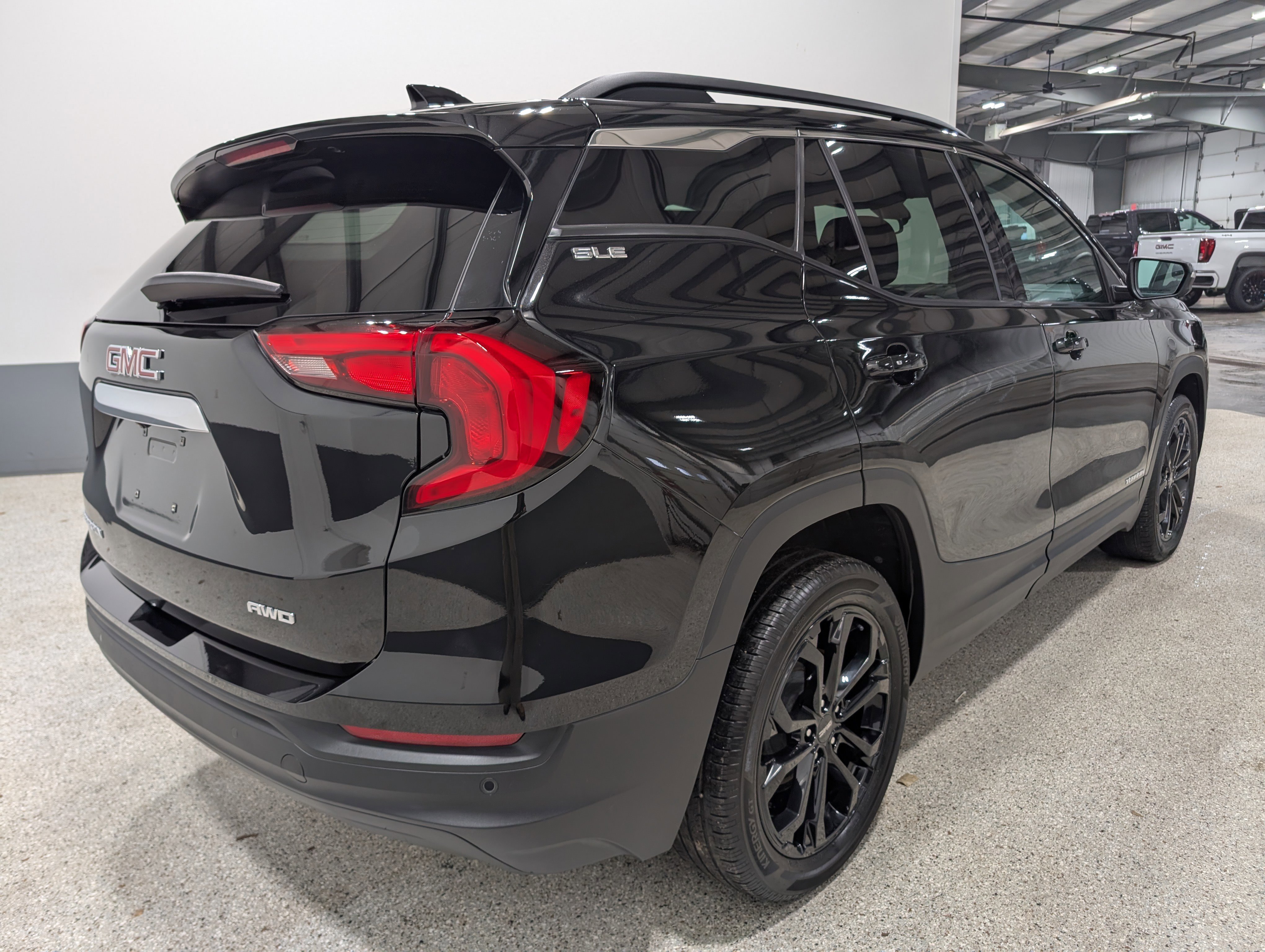 Used 2020 GMC Terrain SLE w/ Driver Convenience Package AWD/4WD image 3