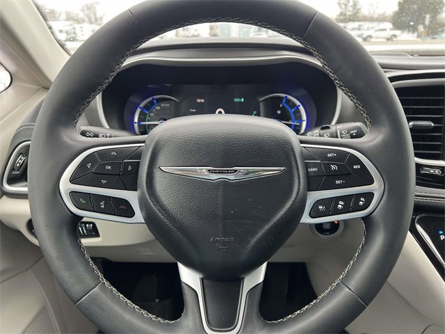 Certified 2022 Chrysler Pacifica Touring-L w/ Uconnect Theater Family Group image 16