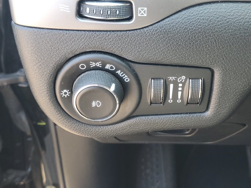 Used 2019 Jeep Cherokee Latitude Plus AWD/4WD image 12